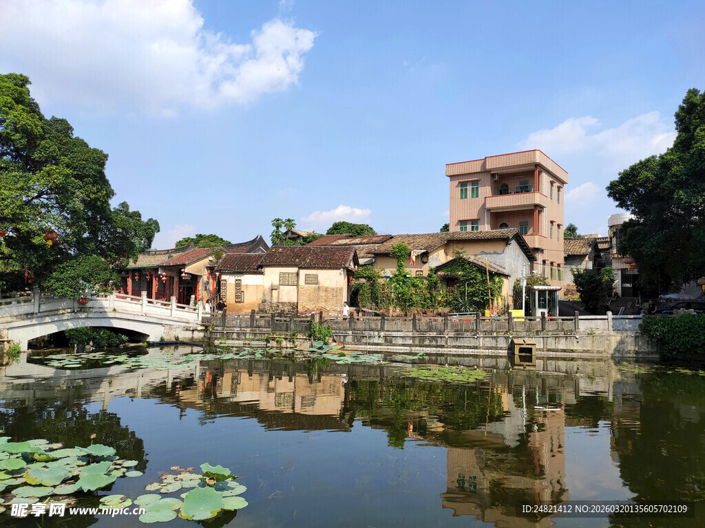 中式园林湖畔古建筑美景