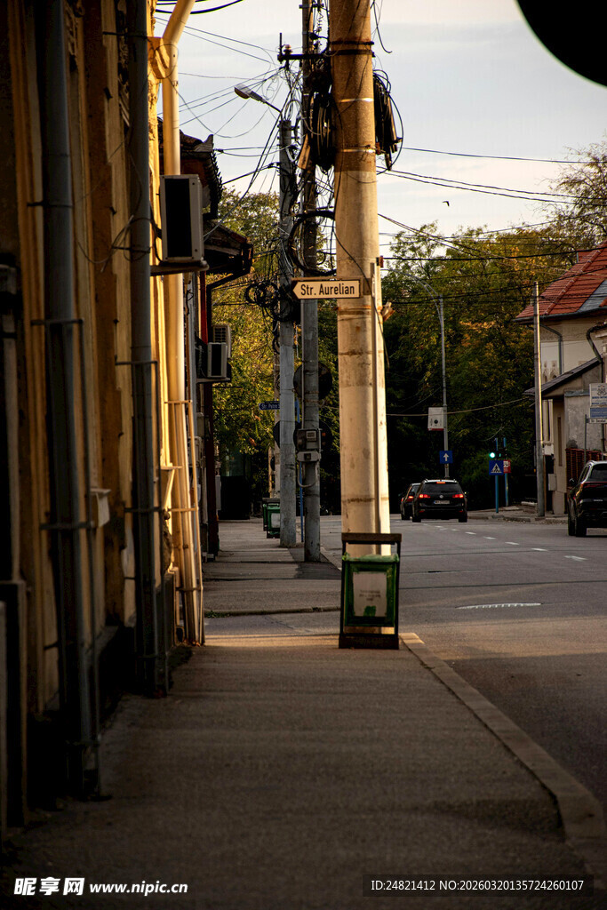 黄昏下的静谧街道一角