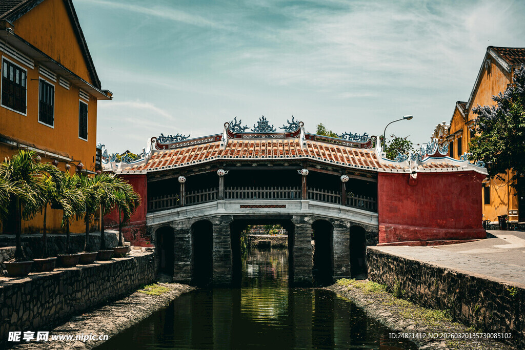 越南古桥与河畔多彩建筑