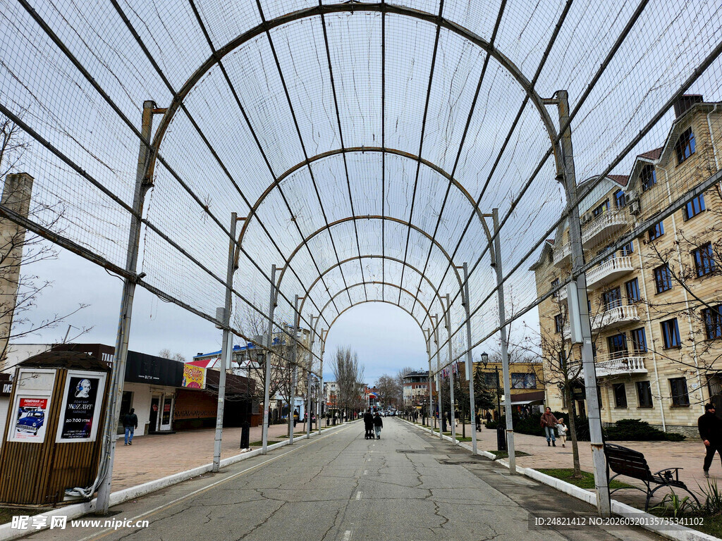 拱形玻璃廊道下的街道