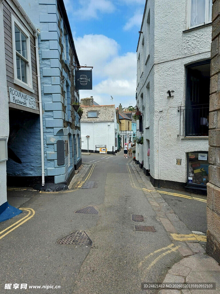 狭窄街道两旁的白色建筑