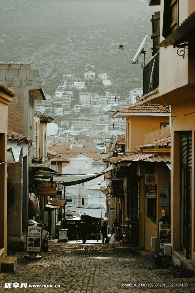 老旧街道的静谧景象