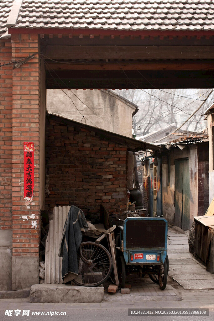 老旧街巷中的摩托车停放处