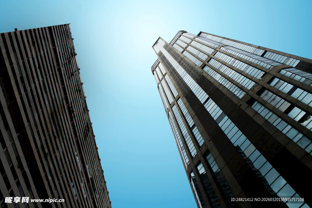 仰视城市摩天大楼景观