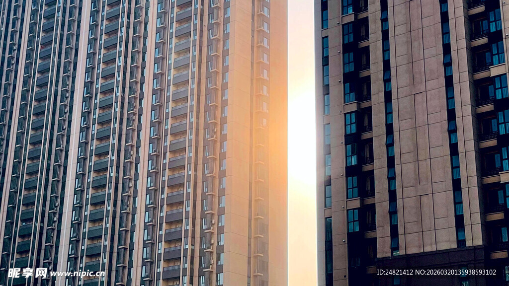 高楼间的金色晨光