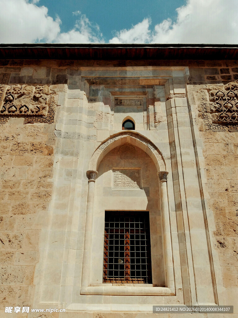 古老建筑的拱形窗户