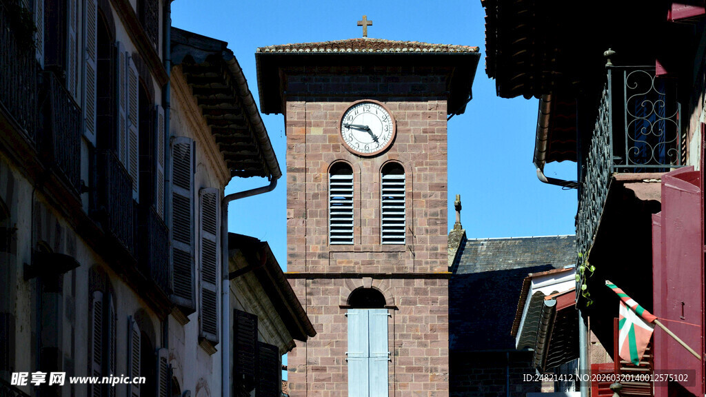 古朴钟楼屹立于街巷间