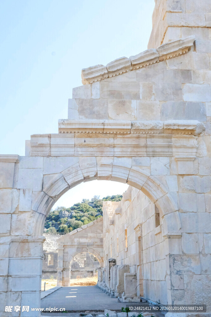 古老石拱门建筑景观