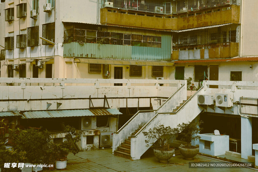 老旧居民楼间的户外楼梯