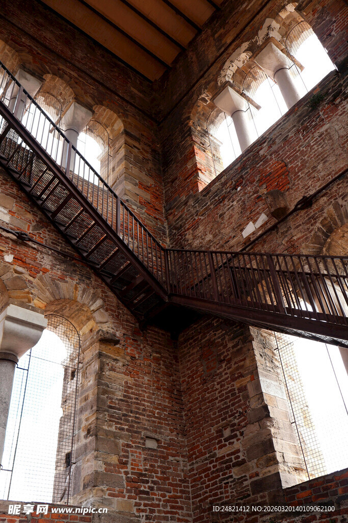 复古砖砌建筑内的铁艺楼梯