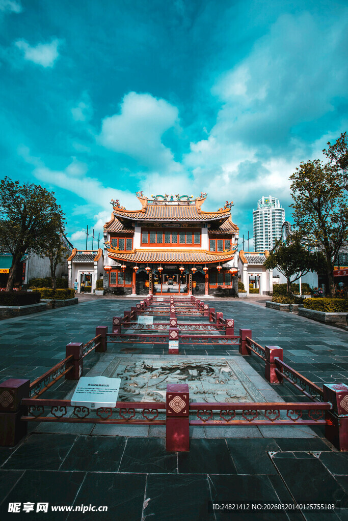 中式古建筑前的开阔广场