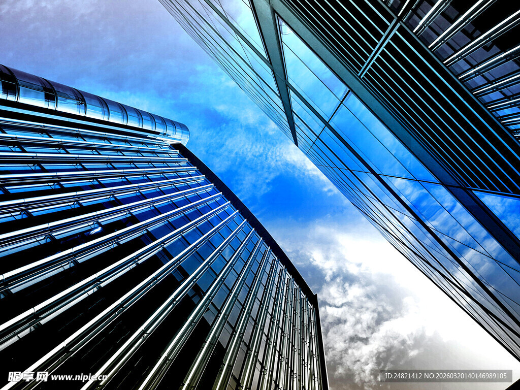 都市摩天大楼仰视景象