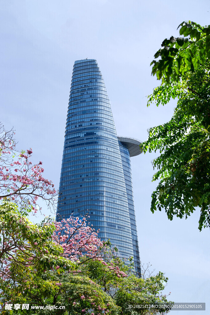 城市中高耸的现代摩天大楼