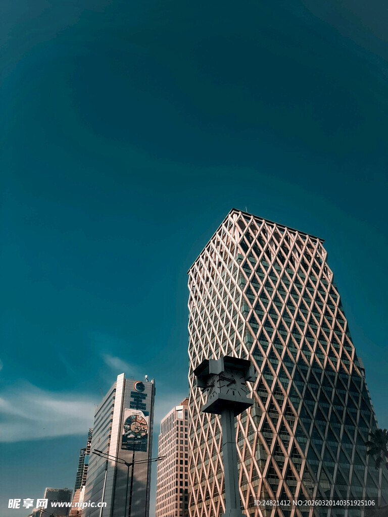 都市高楼与蓝天景观