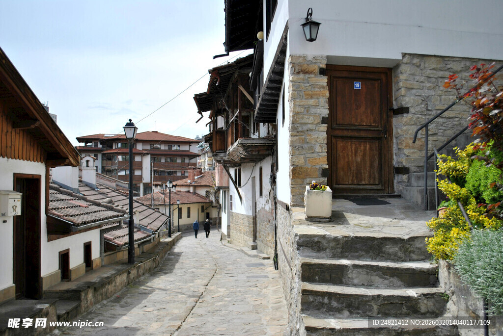 古朴小巷中的欧式民居景致