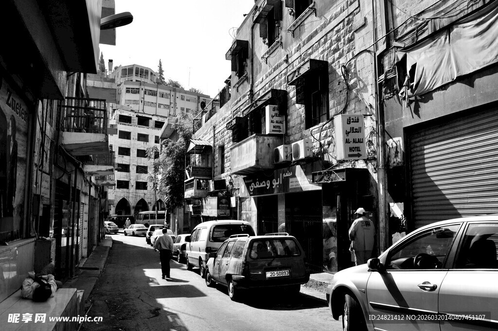 狭窄街道上的停放车辆