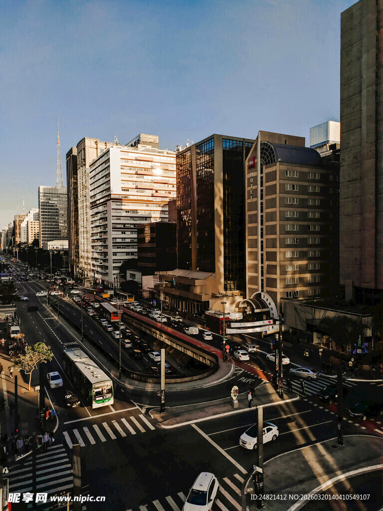 城市繁忙路口景象