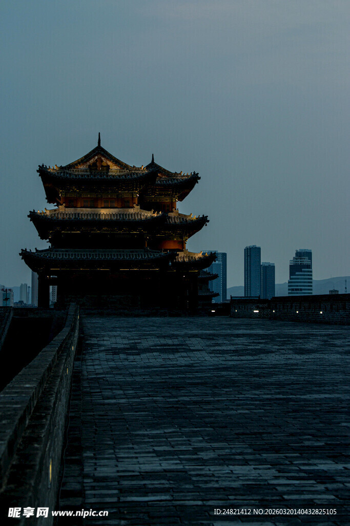 黄昏下的古典楼阁