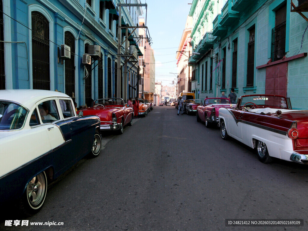 古巴街头的复古汽车