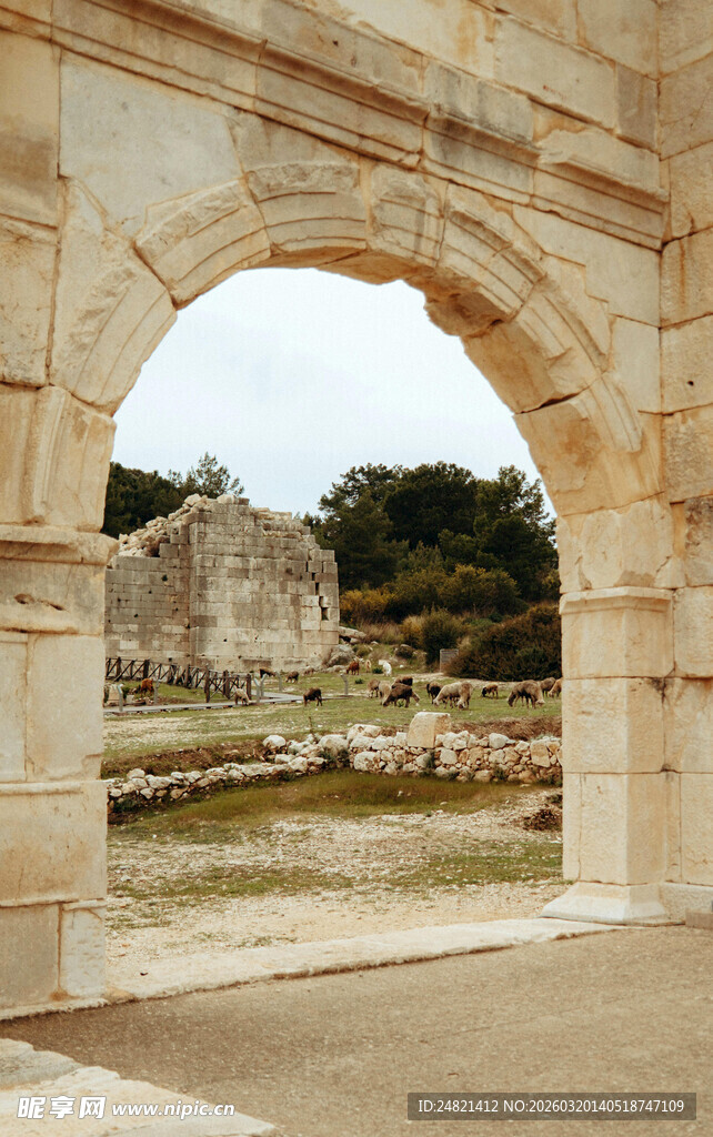 古老石拱门遗址景观