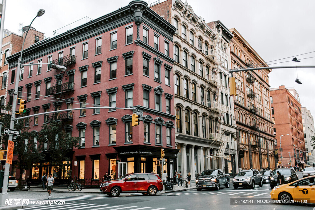 纽约街头多彩建筑与车流