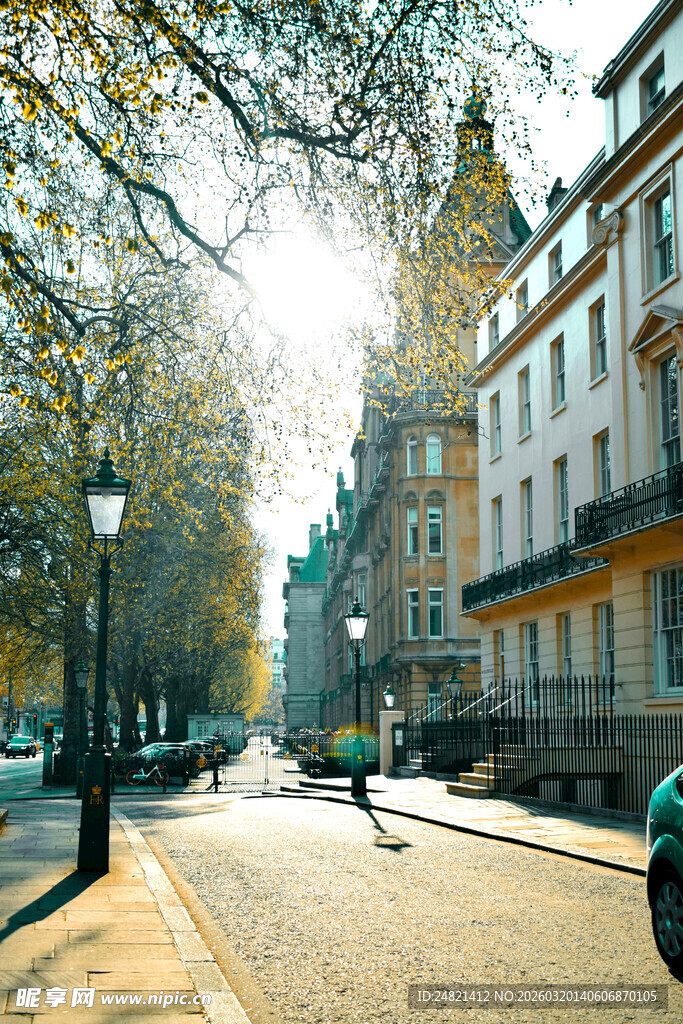 阳光照耀下的欧式街道风景