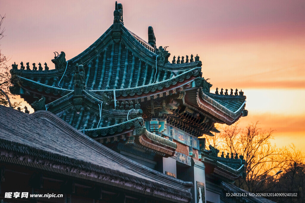 夕阳下的中式古建筑一角