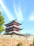 古风楼阁屹立城墙之上