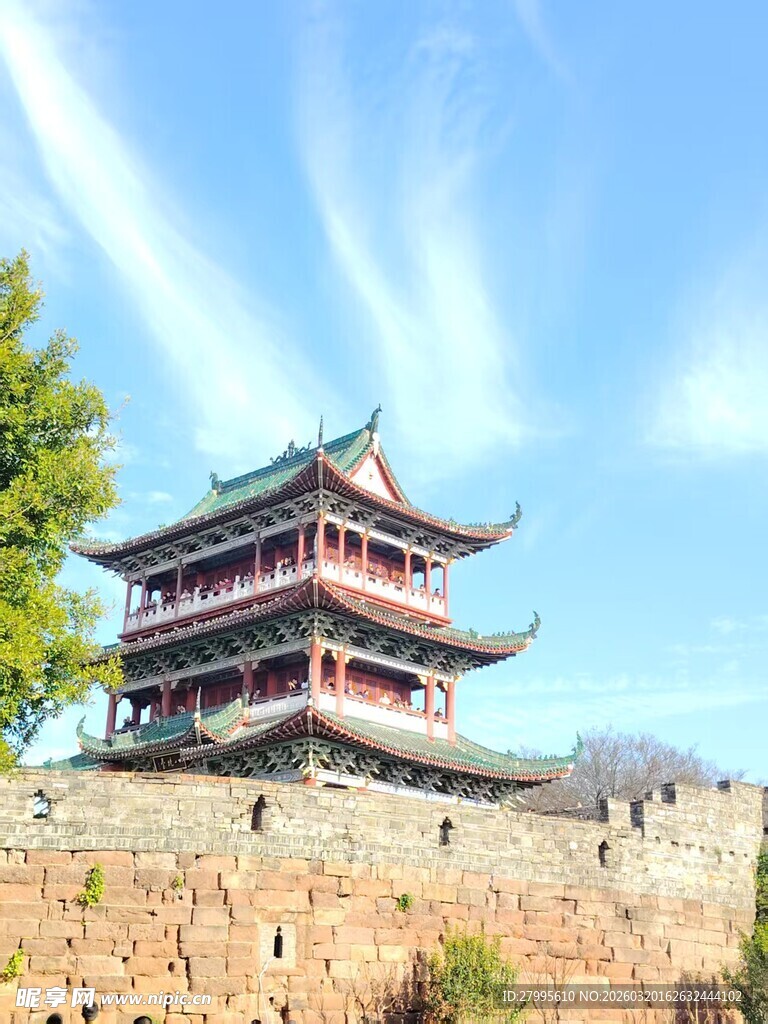 古风楼阁屹立城墙之上