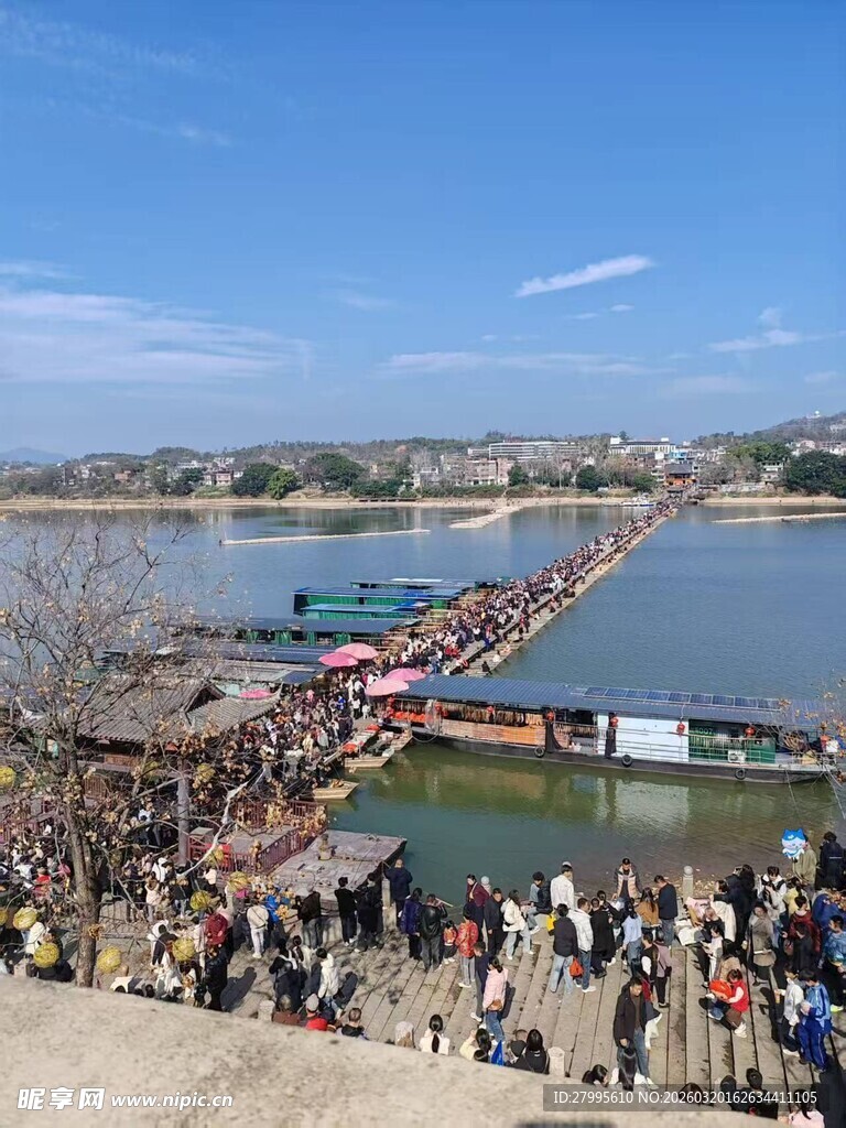 江边热闹场景 人群聚集 浮桥