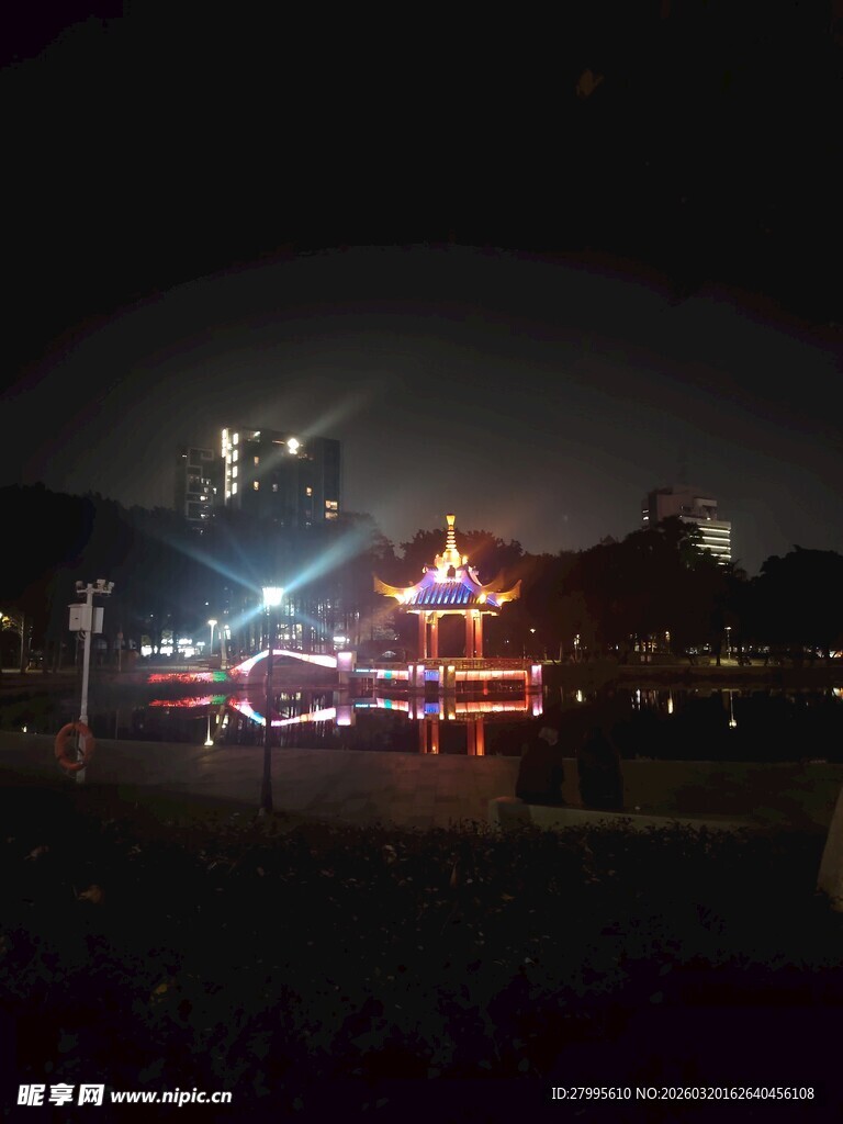 夜晚湖畔灯火璀璨的楼阁