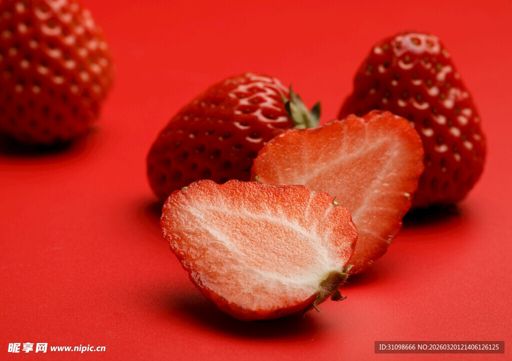 红底上诱人的新鲜草莓