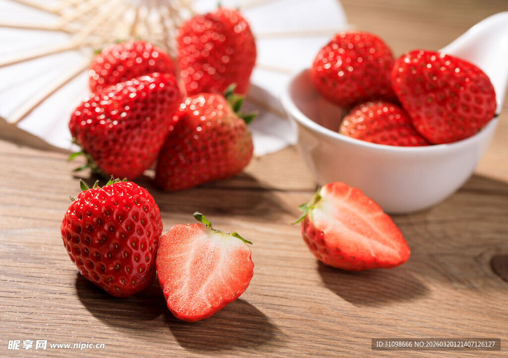 新鲜草莓摆放在木桌上