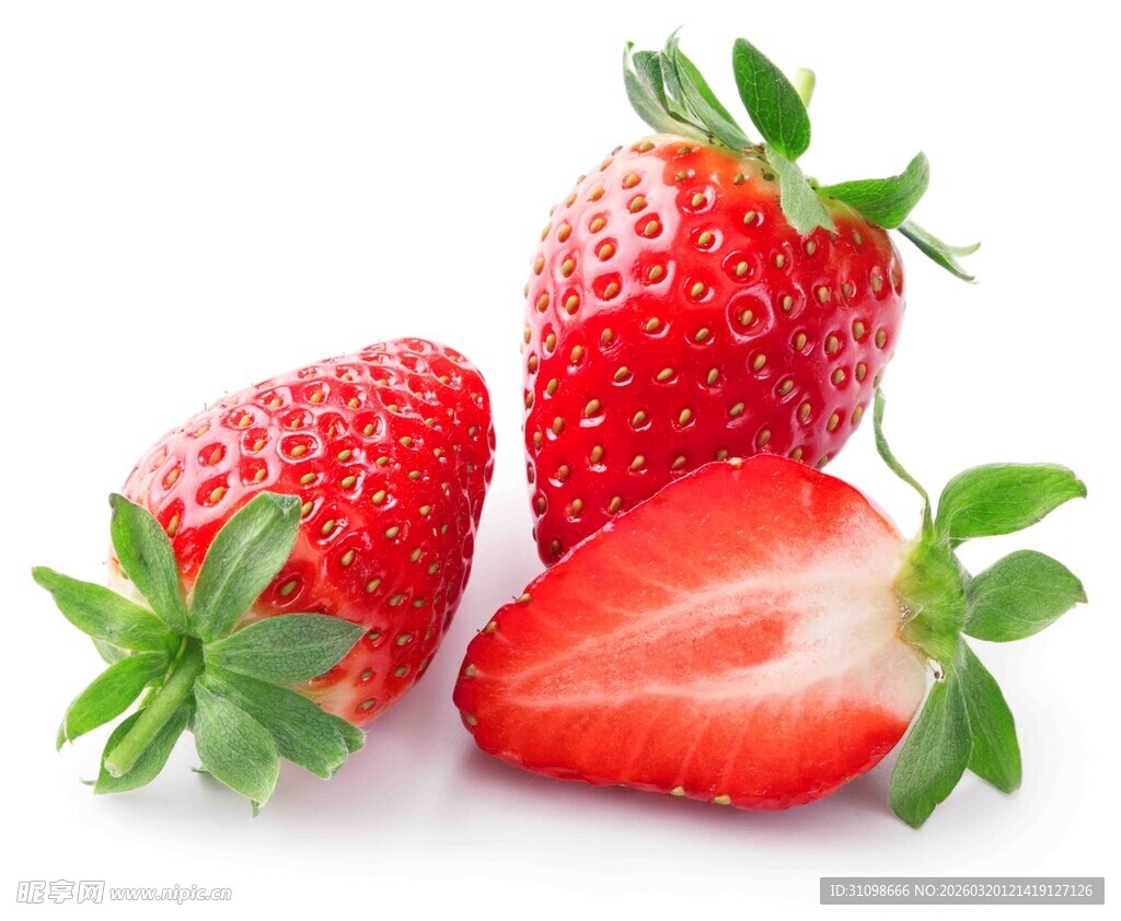 新鲜诱人的三颗草莓