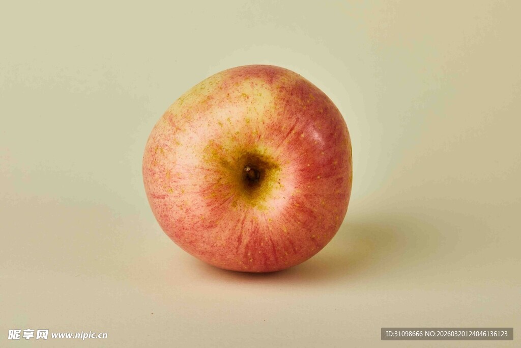 单个红苹果特写