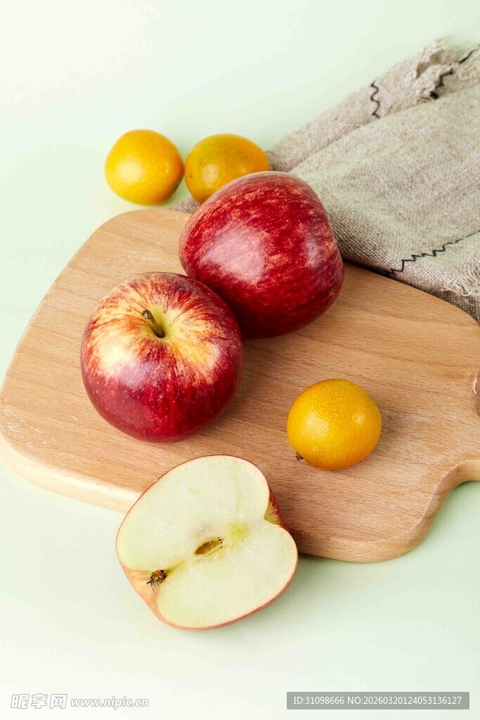 木盘上的新鲜苹果与小果