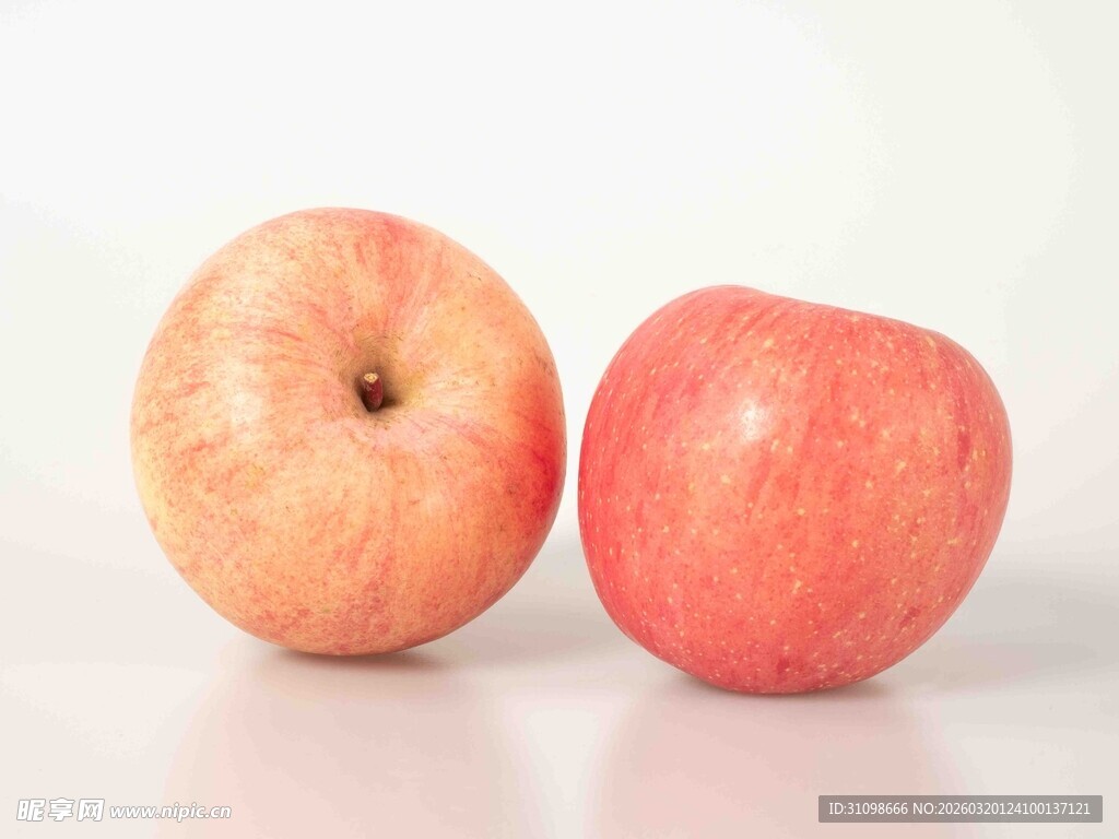 两个红苹果特写