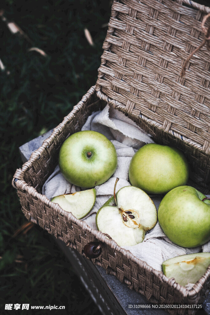 藤篮中的青苹果与切片