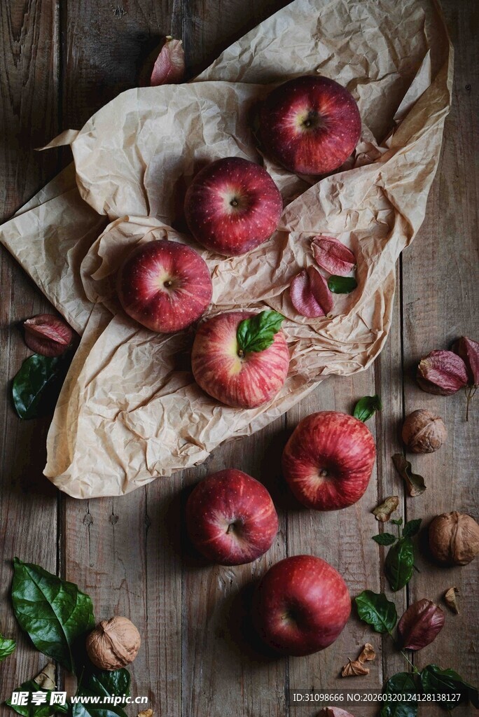 木桌上摆放的新鲜红苹果