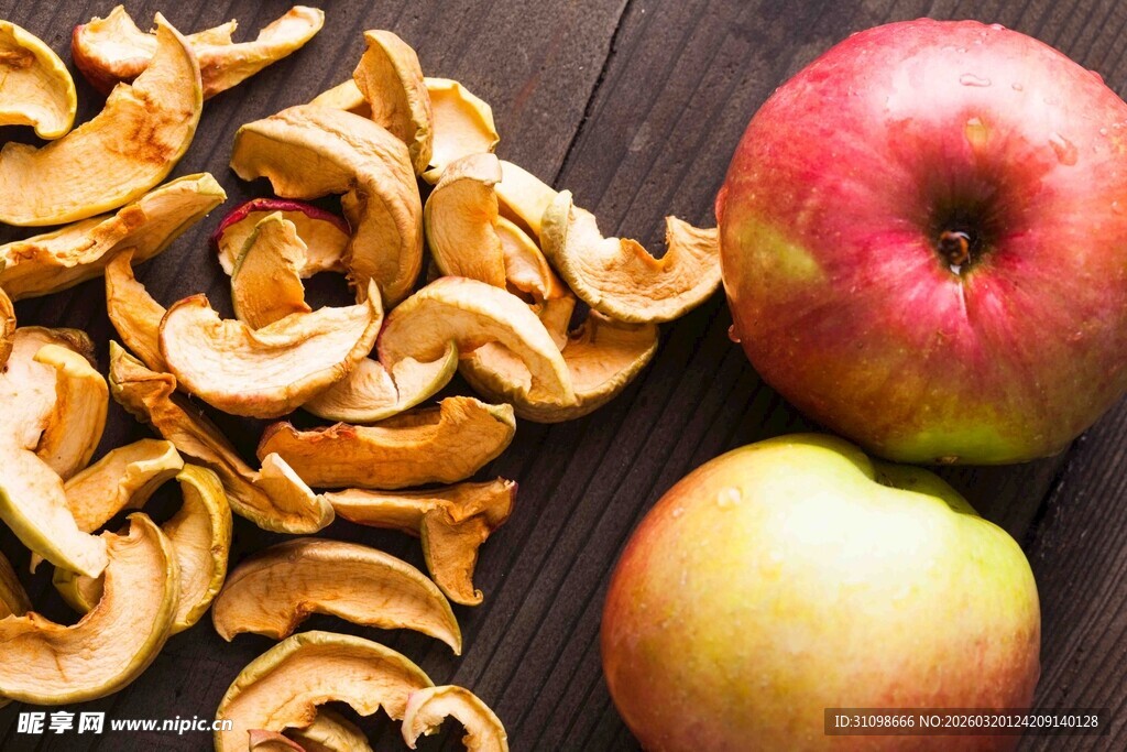 鲜苹果与苹果干的组合