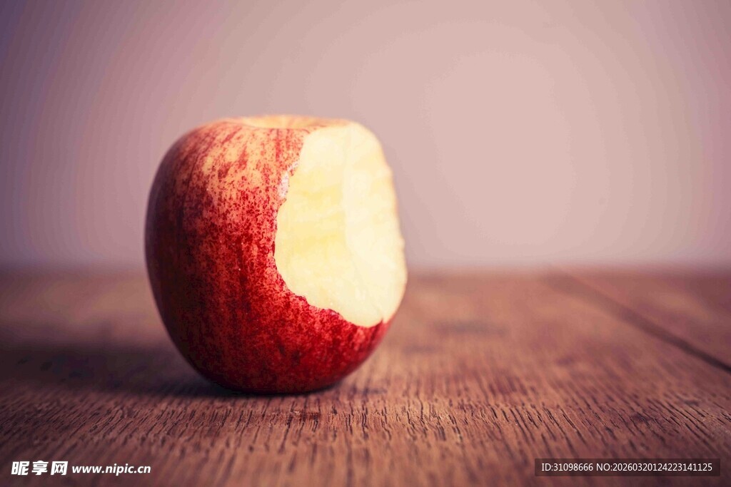 咬过一口的红苹果