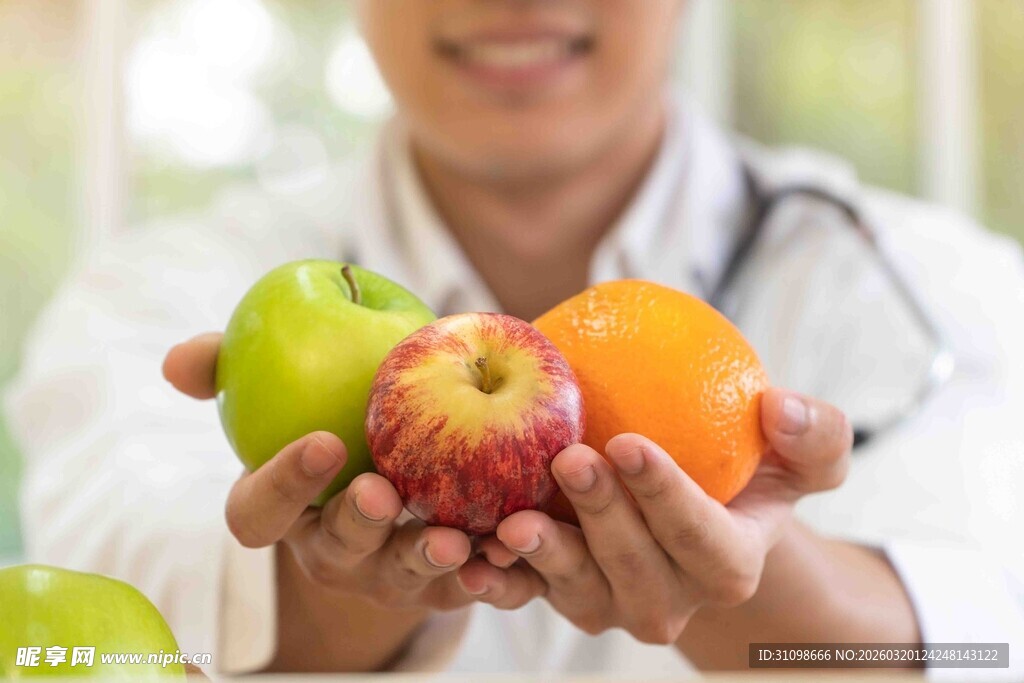 手持苹果与橙子