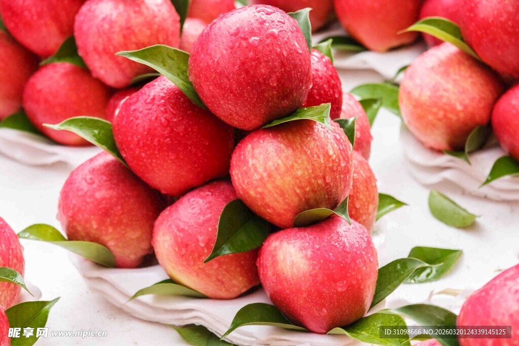 新鲜红苹果堆叠展示