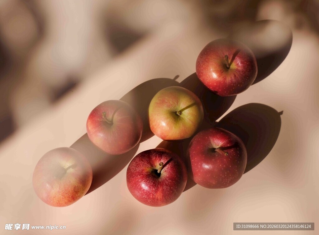 新鲜红苹果的诱人