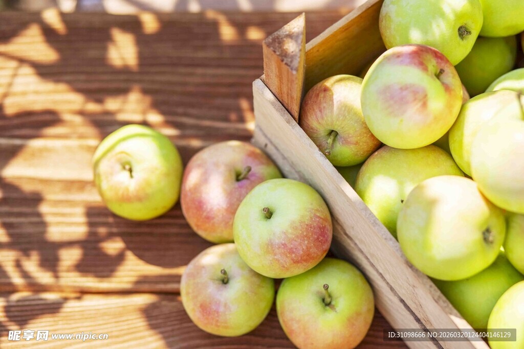 木盒中色泽诱人的鲜苹果