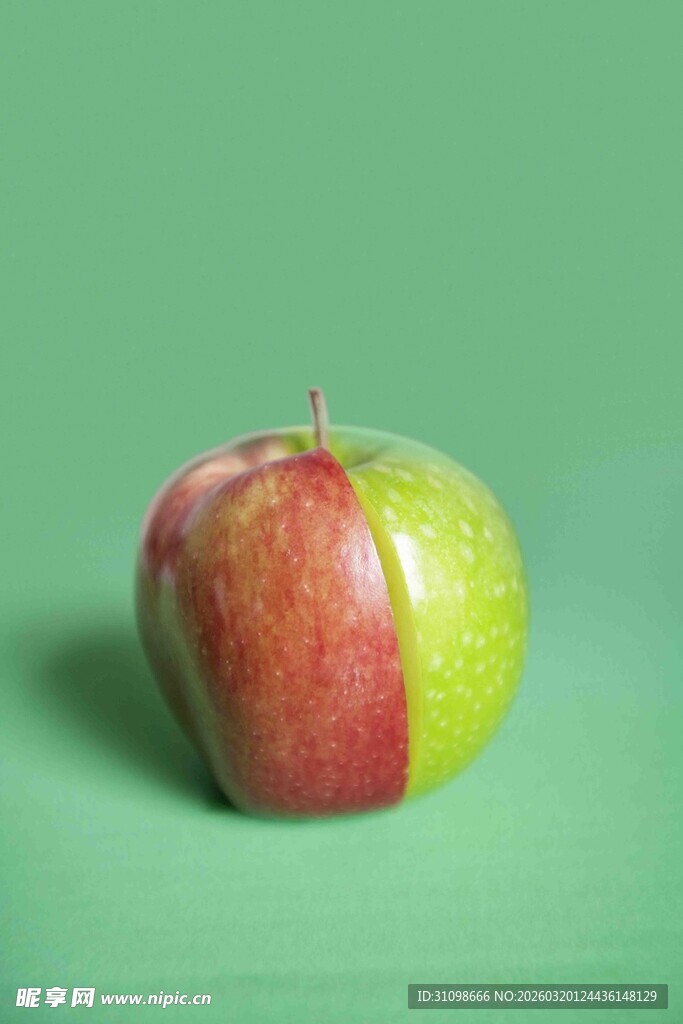 半红半绿的独特苹果