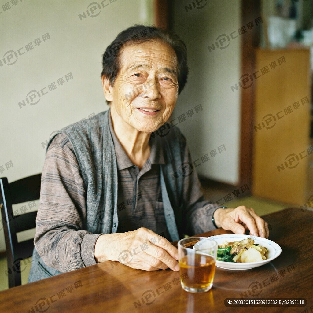 老人吃完饭开心