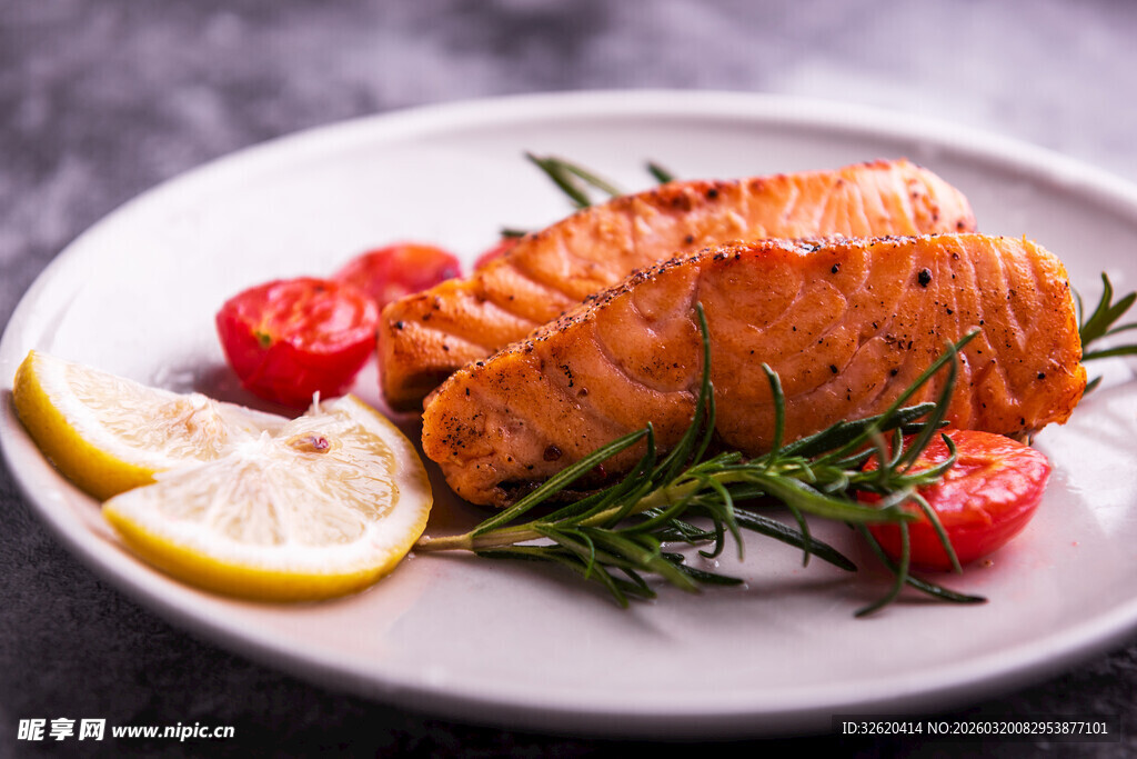 香煎三文鱼配时蔬