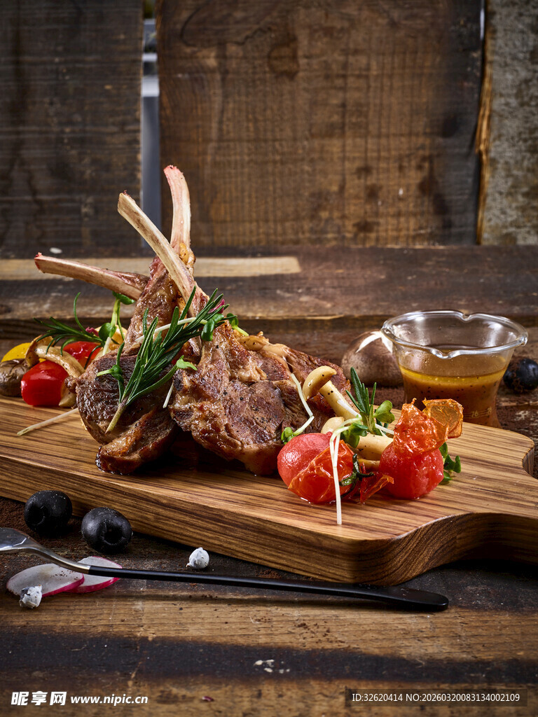 烤羊排配新鲜蔬果