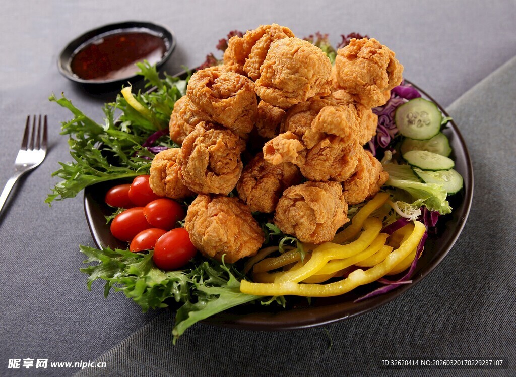 美味炸物配新鲜蔬菜沙拉
